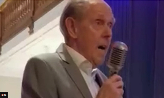 80세 생일파티에서 노래를 부르고 있는 알츠하이머 환자 마이크 콜리. <사진: BBC>